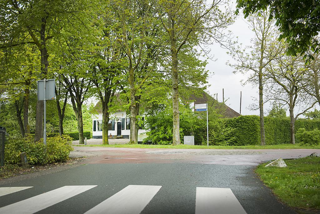 Boerderij De Lindenhof van B&B De HEEREN van TUIL gezien vanuit de Kortestraat