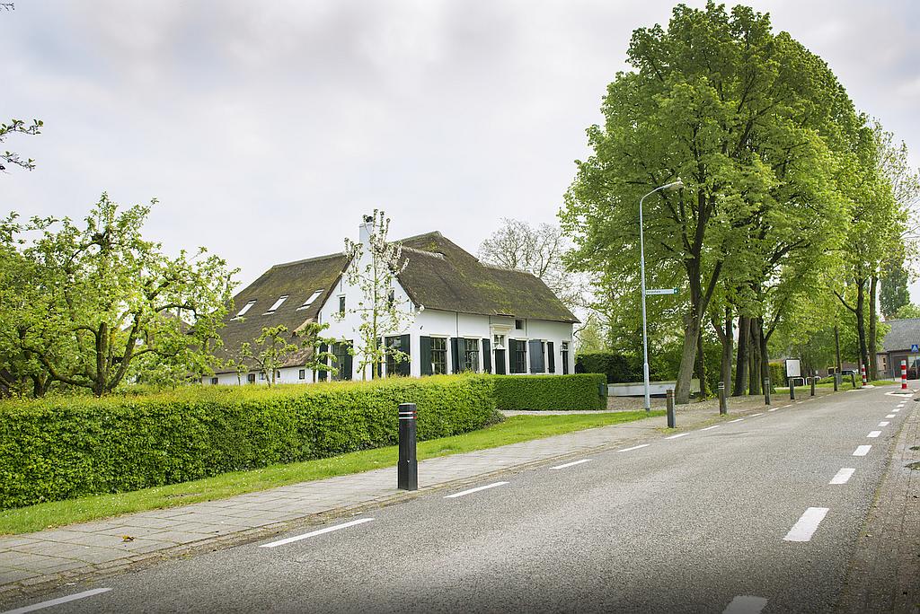 Boerderij De Lindenhof van B&B De HEEREN van TUIL gezien vanuit de Sint Antoniestraat