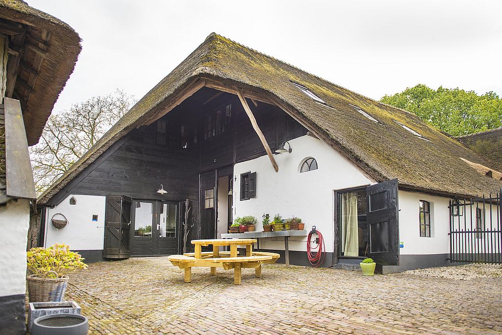 Op het erf van Boerderij De Lindenhof van B&B De HEEREN van TUIL