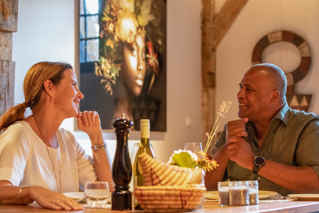 Man en vrouw aan de ontbijttafel van De Heeren van Tuil