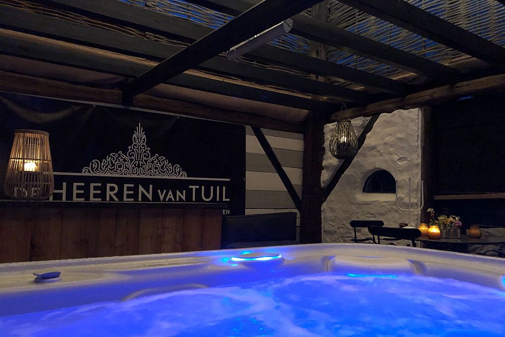 De Jacuzzi van B&B De HEEREN van TUIL