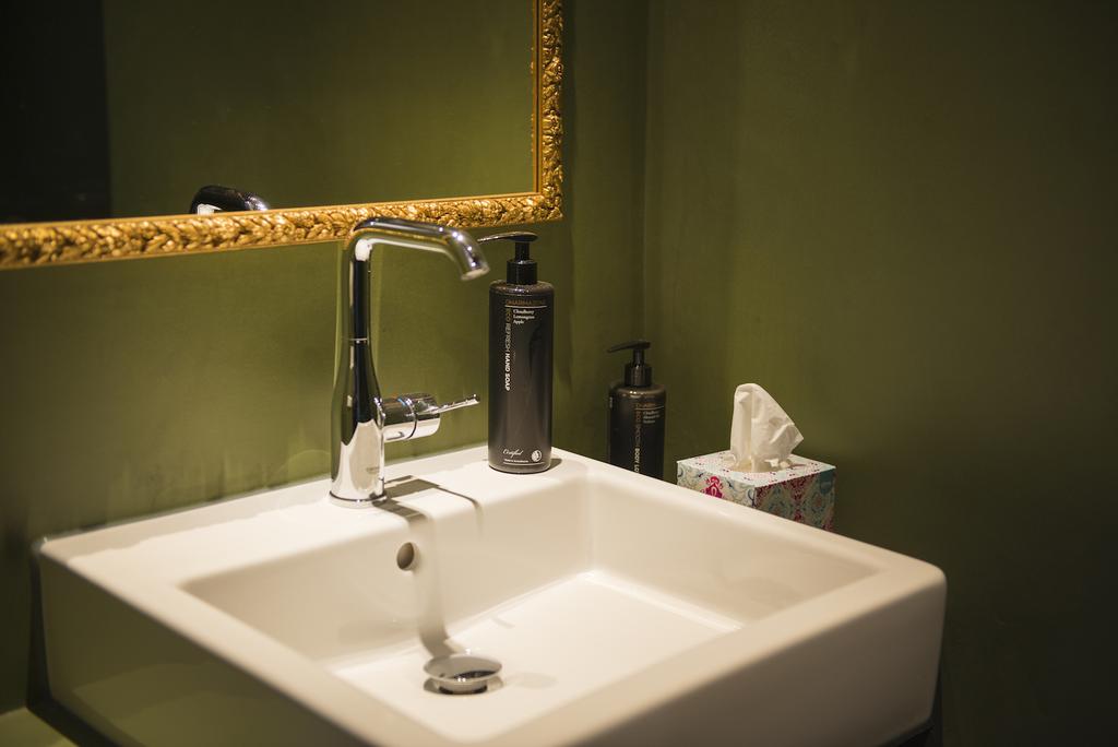 Kamer 1 van B&B De HEEREN van TUIL wastafel