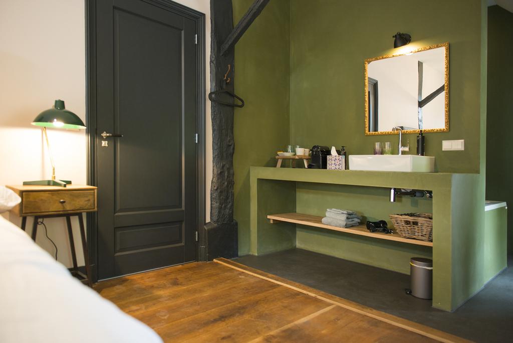 Kamer 2 van B&B De HEEREN van TUIL wastafelmeubel