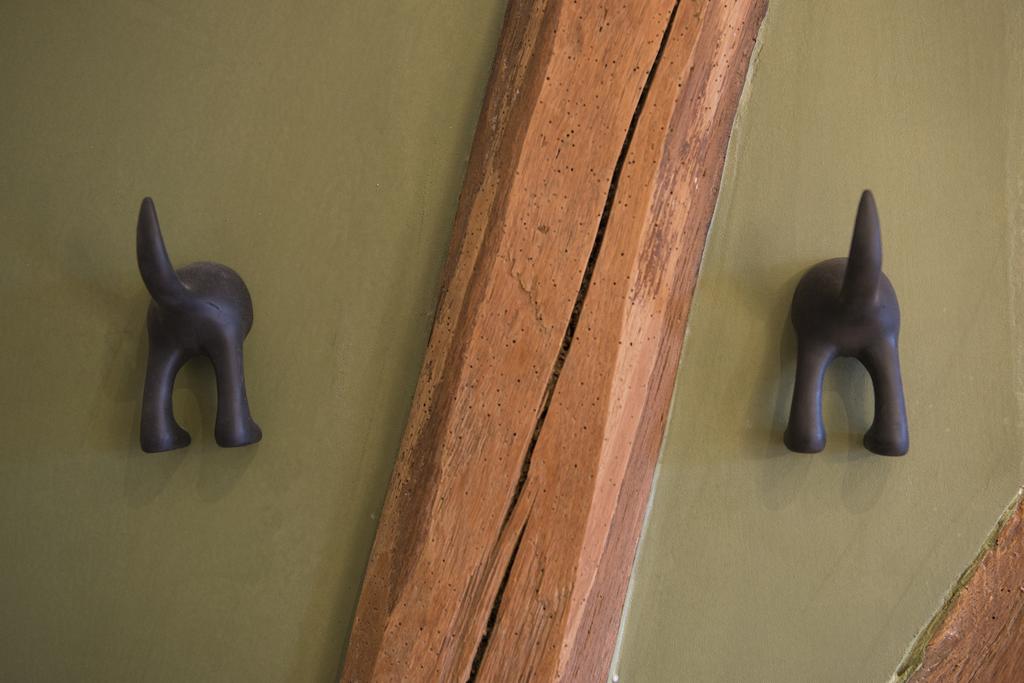 Kamer 3 van B&B De HEEREN van TUIL kledinghaakjes