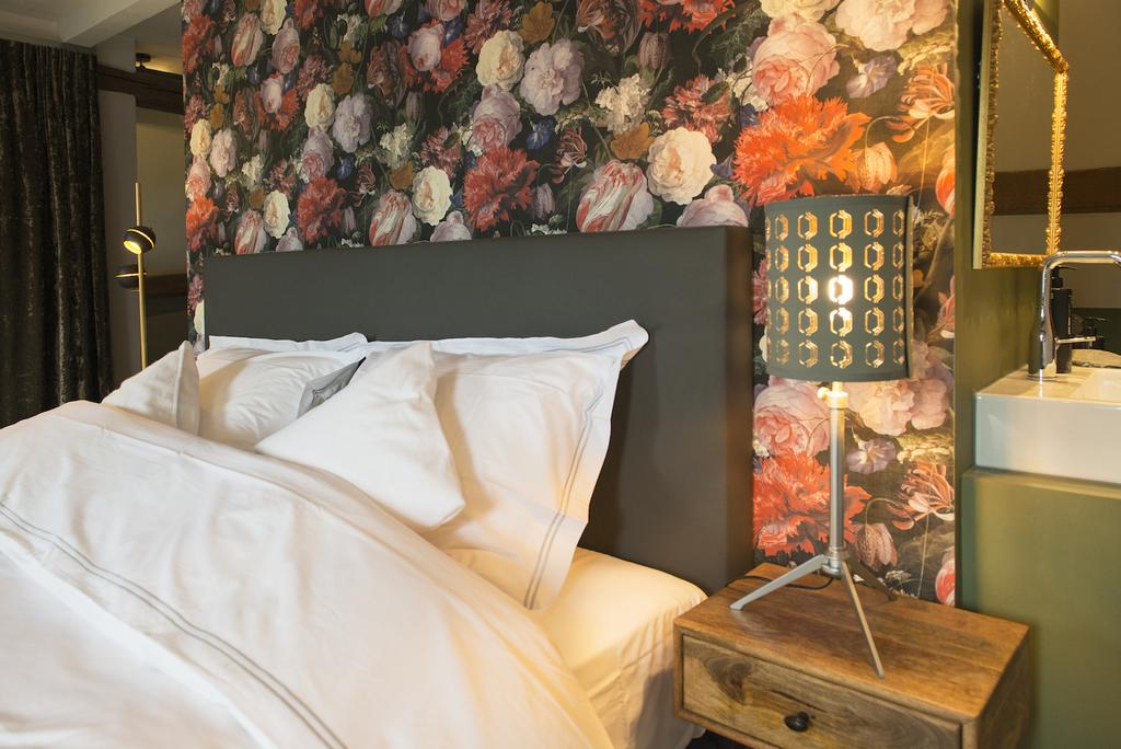 Kamer 3 van B&B De HEEREN van TUIL nachtkastje