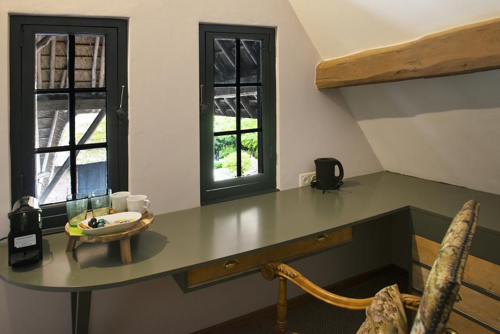 Kamer 3 van B&B De HEEREN van TUIL schrijftafel