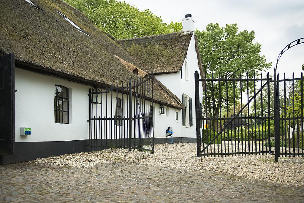 Oplaadpunt elektrische auto bij De HEEREN van TUIL