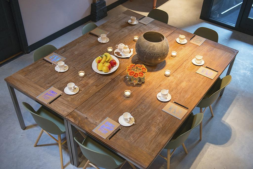 Vergaderen bij De HEEREN van TUIL vergadertafel boven